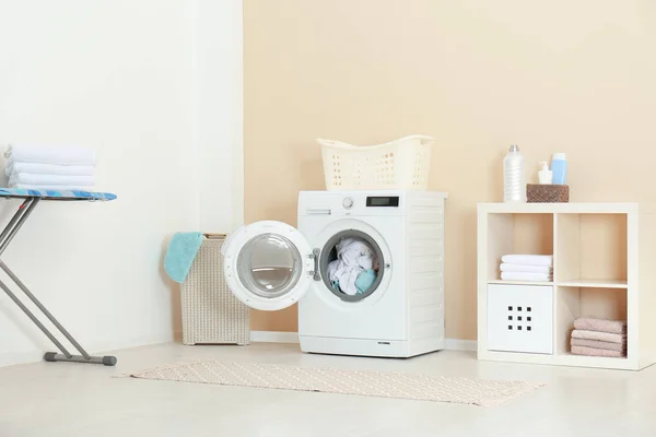 Toalhas Enrugadas Máquina Lavar Roupa Casa Sala Lavandaria Interior — Fotografia de Stock