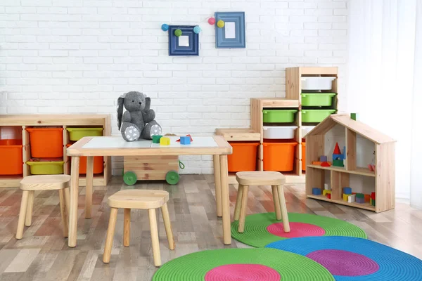 Moderne Kinderzimmereinrichtung Mit Tisch Und Hockern — Stockfoto