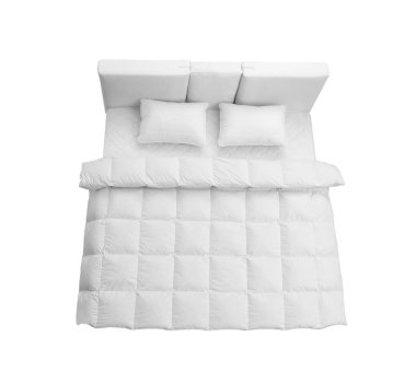 Modern yatak rahat yumuşak yatak ve battaniye beyaz arka planda, üstten görünüm