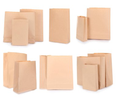 Beyaz arka plan üzerinde kahverengi kağıt torba kümesi. Mockup tasarım için 
