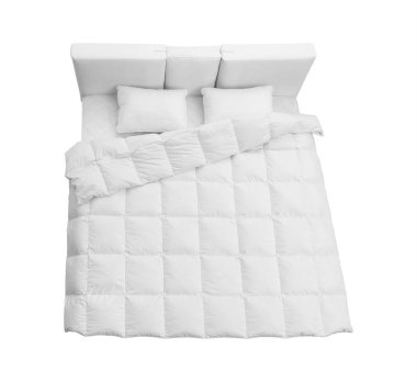 Modern yatak rahat yumuşak yatak ve battaniye beyaz arka planda, üstten görünüm