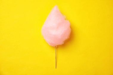 Sopa ile lezzetli pamuk şeker sarı arka planda, üstten görünüm