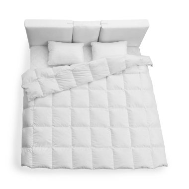 Modern yatak rahat yumuşak yatak ve battaniye beyaz arka planda, üstten görünüm