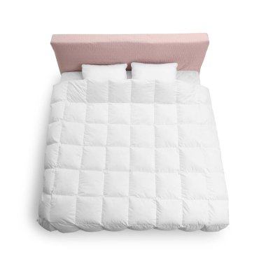 Modern yatak rahat yumuşak yatak ve battaniye beyaz arka planda, üstten görünüm