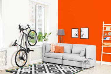 Şık salon iç rahat kanepe ve turuncu elemanları