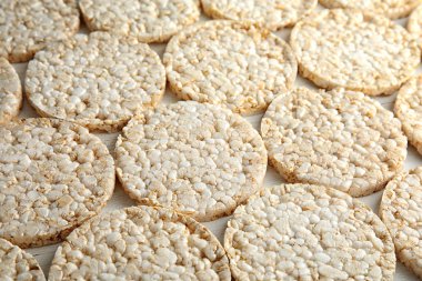 Beyaz ahşap zemin üzerinde gevrek pirinç kek