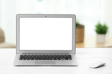 Laptop kapalı tablo boş ekran ile. Metin için yer