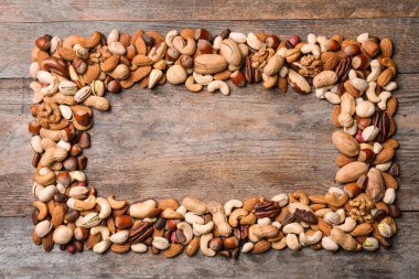 Çerçeve ahşap arka plan, üstten görünüm üzerinde organik karışık kuruyemiş yapılmış. Metin için yer