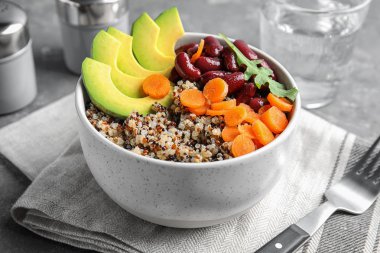 Sağlıklı quinoa salata sebze kase ile masaya servis