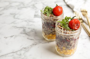 Sağlıklı quinoa salata sebzeli kavanoz masada. Metin için yer