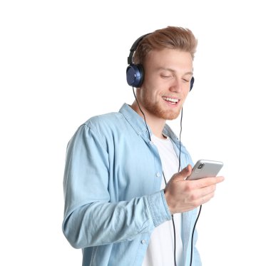 Yakışıklı genç adam renk arka plan üzerinde kulaklık ile müzik dinlemek