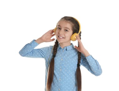 Sevimli küçük kız beyaz arka plan üzerinde kulaklık ile müzik dinlemek