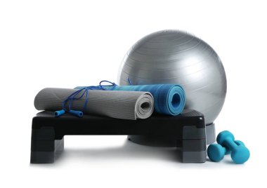 Fitness ekipmanları beyaz arka plan üzerinde kümesi