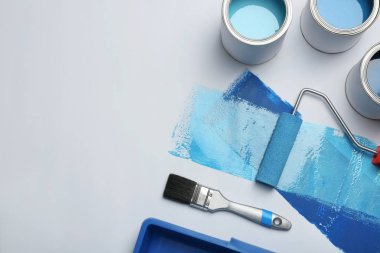 Boya... kutularını ve beyaz arka plan üzerinde metin için yer ile kompozisyon