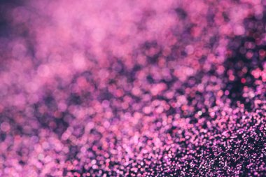 Koyu arka plan üzerinde bokeh etkisi ile pembe glitter
