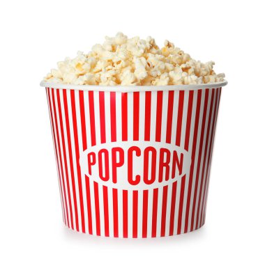 Beyaz izole taze lezzetli patlamış mısır ile kova. Sinema snack