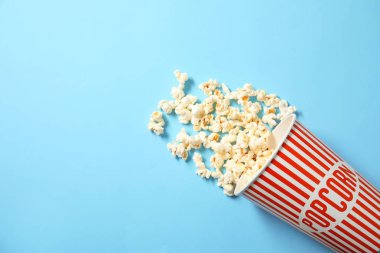 Renk arka plan, üstten görünüm üzerinde taze lezzetli mısır bardak. Sinema snack