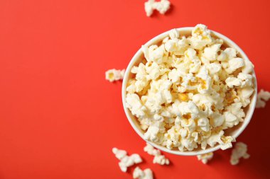 Lezzetli taze patlamış mısır ve renk arka plan, metin için yer ile üstten görünüm bardakta. Sinema snack