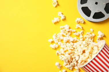 Patlamış mısır, reel ve renk arka plan üzerinde metin için yer düz yatıyordu kompozisyonu. Sinema snack