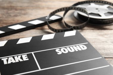 Klaket ve reel ahşap masa, closeup üzerinde. Sinema üretim