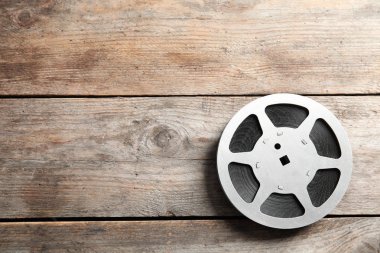 Ahşap arka plan, metin için yer ile üstten görünüm üzerinde film reel. Sinema üretim