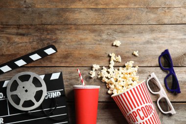 Clapper, patlamış mısır ve ahşap arka plan üzerinde metin için yer düz yatıyordu kompozisyonu. Sinema snack