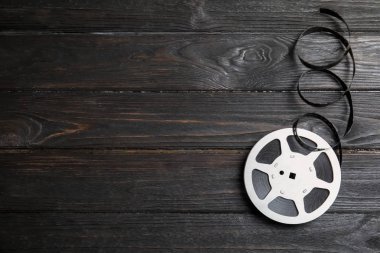 Ahşap arka plan, metin için yer ile üstten görünüm üzerinde film reel. Sinema üretim