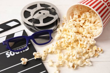 Clapper, patlamış mısır, reel ve ahşap masa gözlük. Sinema snack