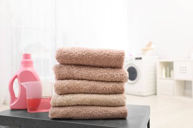 Temiz havlu ve banyo tablo sıvı deterjan yığını. Metin için yer