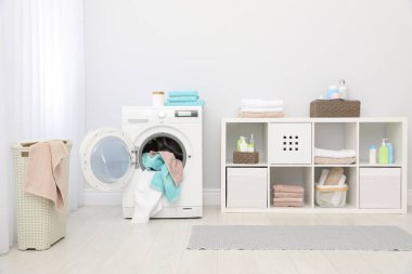 Havlu ve çamaşır makinesi ile banyo iç