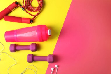 Renk arka plan üzerinde fitness spor salonu ekipmanları ile düz yatıyordu kompozisyon. Metin için yer