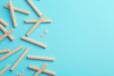 Lezzetli gofret düz yatıyordu kompozisyon renk arka plan üzerinde rulo. Metin için yer