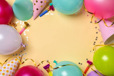 Balonlar ve parti aksesuarları renk arka plan, metin için yer ile üstten görünüm üzerinde çerçeve yaptı