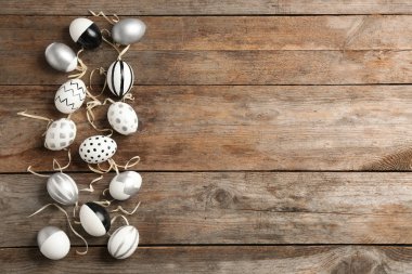 Metin için yer ile boyalı Paskalya yumurtaları, düz ahşap arka plan üzerinde göklere