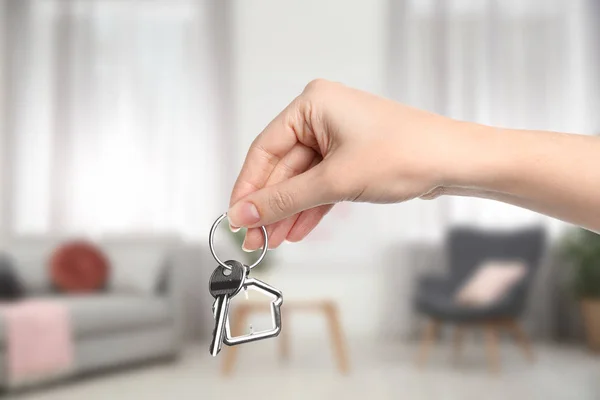 Mulher Segurando Chave Casa Sala Estar Moderna Close — Fotografia de Stock