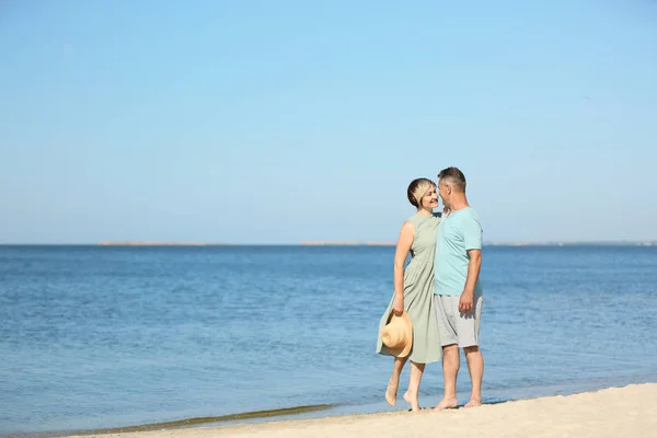 Ευτυχισμένο Ζευγάρι Στην Παραλία Στην Ηλιόλουστη Μέρα — Φωτογραφία Αρχείου