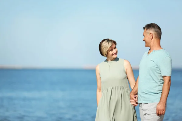 Glücklich Reifes Paar Händchen Haltend Strand Sonnigem Tag — Stockfoto