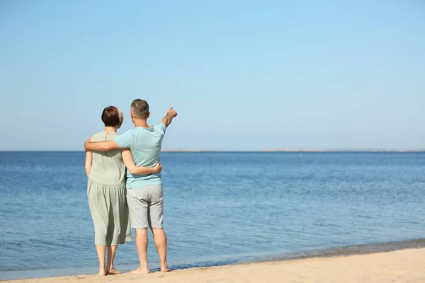 Heureux Couple Mature Plage Jour Ensoleillé — Photo