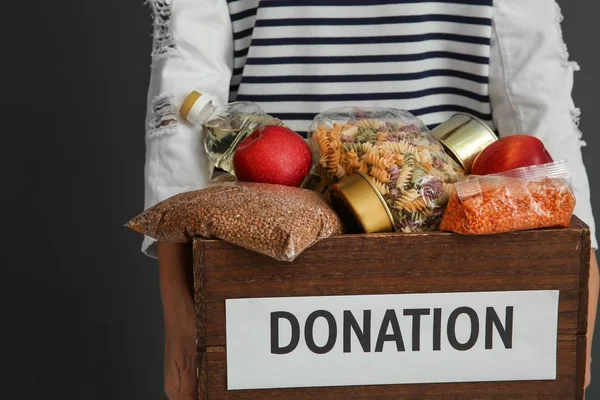 Mujer Sosteniendo Caja Donación Con Comida Sobre Fondo Gris Primer —  Fotos de Stock