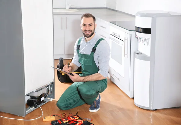 Técnico Masculino Con Portapapeles Herramientas Cerca Refrigerador Roto Cocina —  Fotos de Stock
