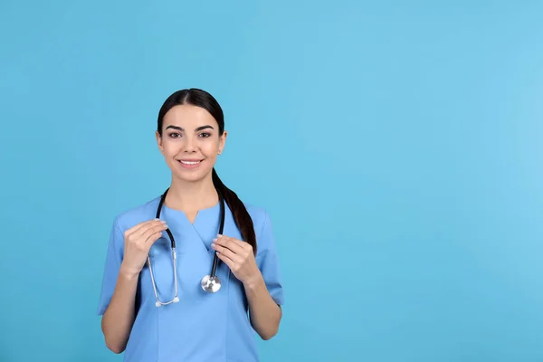 Porträtt Medicinsk Assistent Med Stetoskop Färgbakgrund Utrymme För Text — Stockfoto