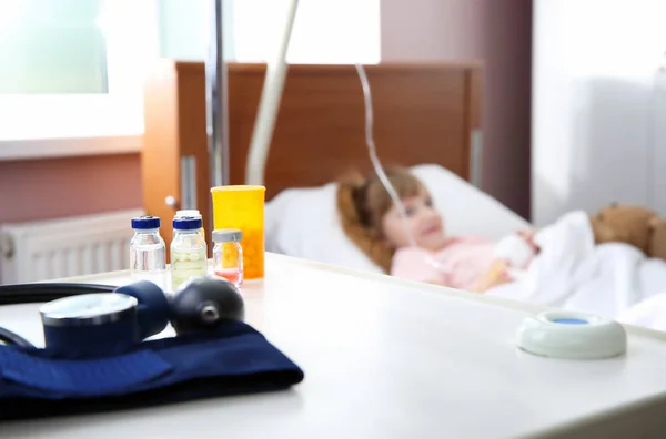 Litet Barn Med Intravenöst Dropp Sover Sjukhussäng — Stockfoto
