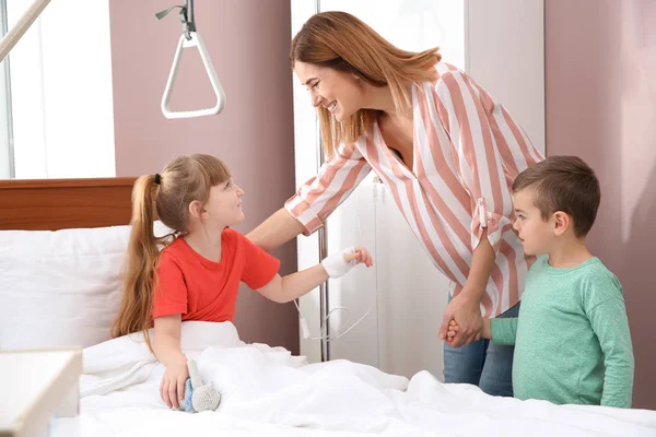 Criança Pequena Com Gotejamento Intravenoso Dormindo Cama Hospital — Fotografia de Stock