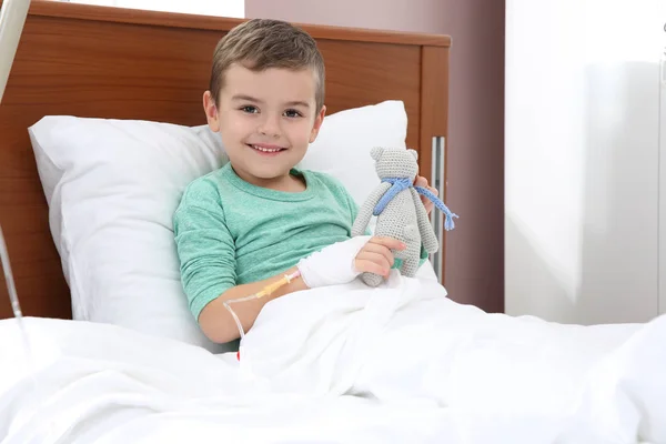 Hastane Yatağında Uyuyan Intravenöz Damla Ile Küçük Çocuk — Stok fotoğraf