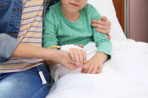 Criança Pequena Com Gotejamento Intravenoso Dormindo Cama Hospital — Fotografia de Stock