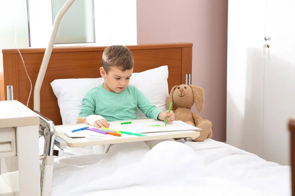 Kis Gyermek Intravénás Csöpög Kórházi Ágyban Alszik — Stock Fotó
