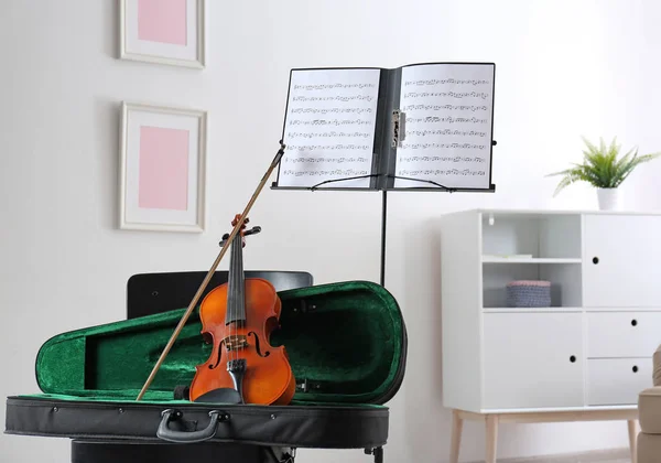 Violon Étui Porte Notes Avec Partitions Dans Chambre — Photo