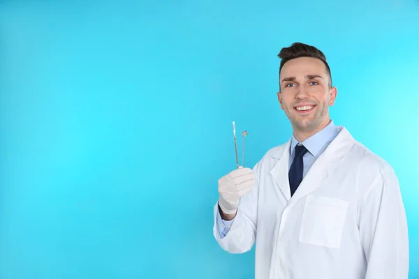 Dentista Maschio Possesso Strumenti Professionali Sfondo Colori Spazio Testo — Foto Stock