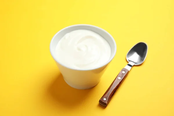 Cuenco Con Yogur Cremoso Cuchara Sobre Fondo Color — Foto de Stock