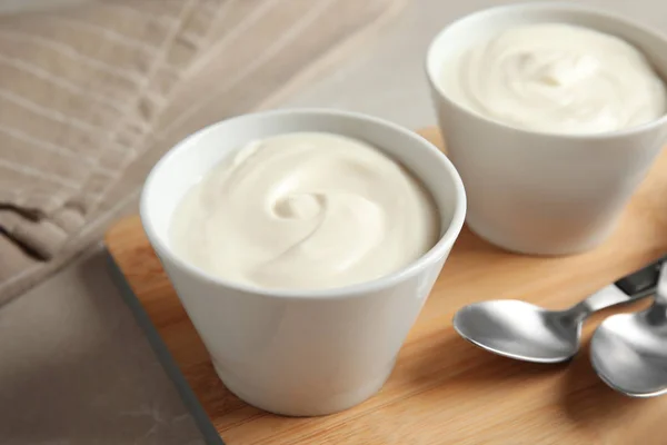 Skålar Med Krämig Yoghurt Serveras Bord — Stockfoto